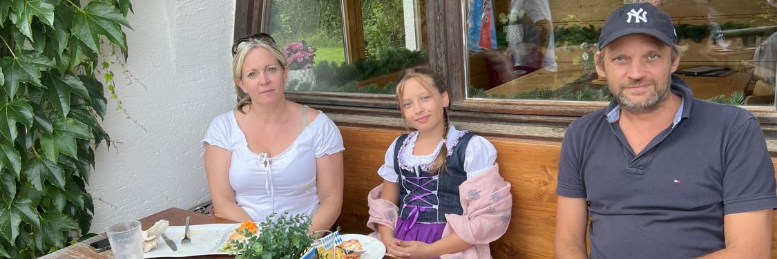 Ein und bekanntes Ehepaar mit Ihrer Tochter im traditionellen Dirndl. Danke für den lieben Besuch. :-)