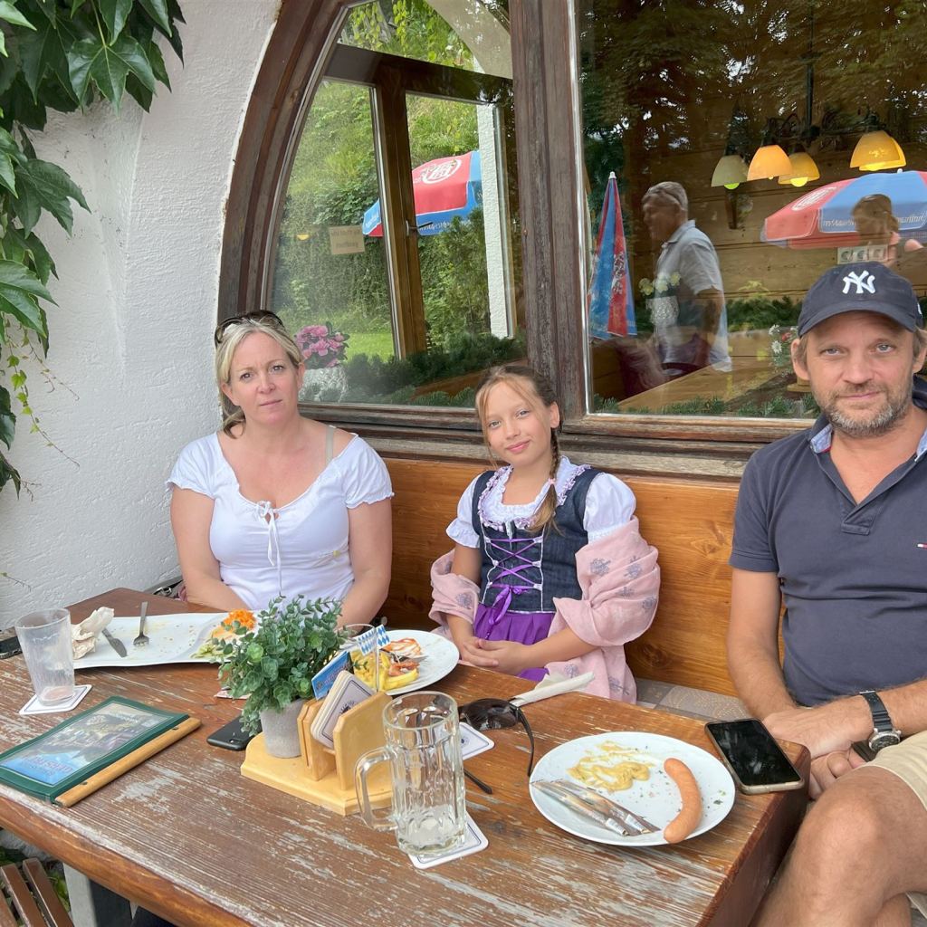 Ein und bekanntes Ehepaar mit Ihrer Tochter im traditionellen Dirndl. Danke für den lieben Besuch. :-)