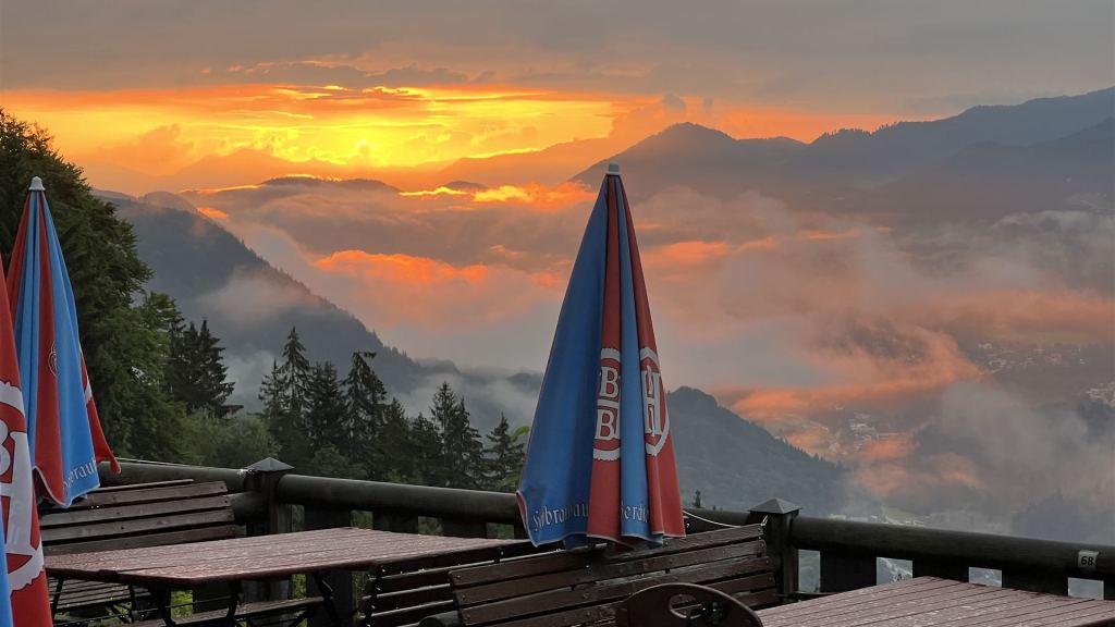 wunderschönes Bild eines tollen Sonnenaufgangs am Berg bei Gerstreit