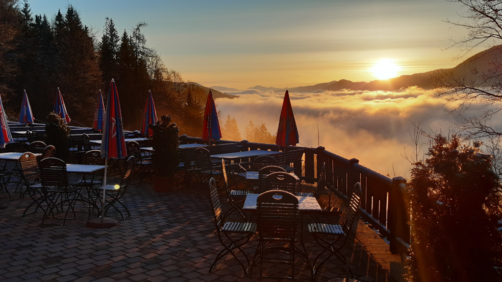 Talblick mit den Wolken wie in Watte