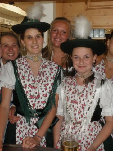 Madels im Dirndl