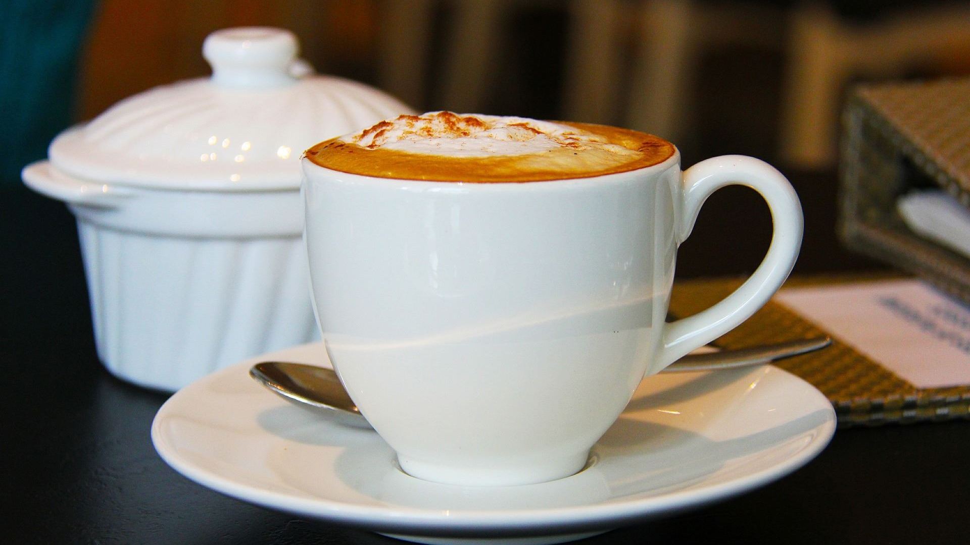 Kaffee und Kuchen - in der Gaststube oder auf der Terrasse