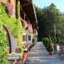Blick entlang der Hausfassade 