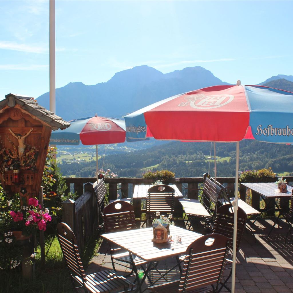im Hintergrund die Berge