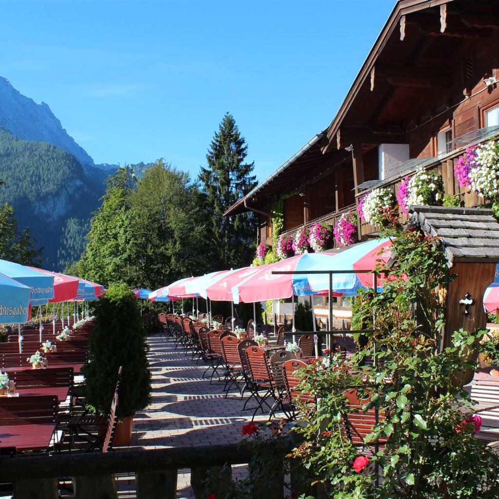 Terrasse mit vielen Sonnenschirmen